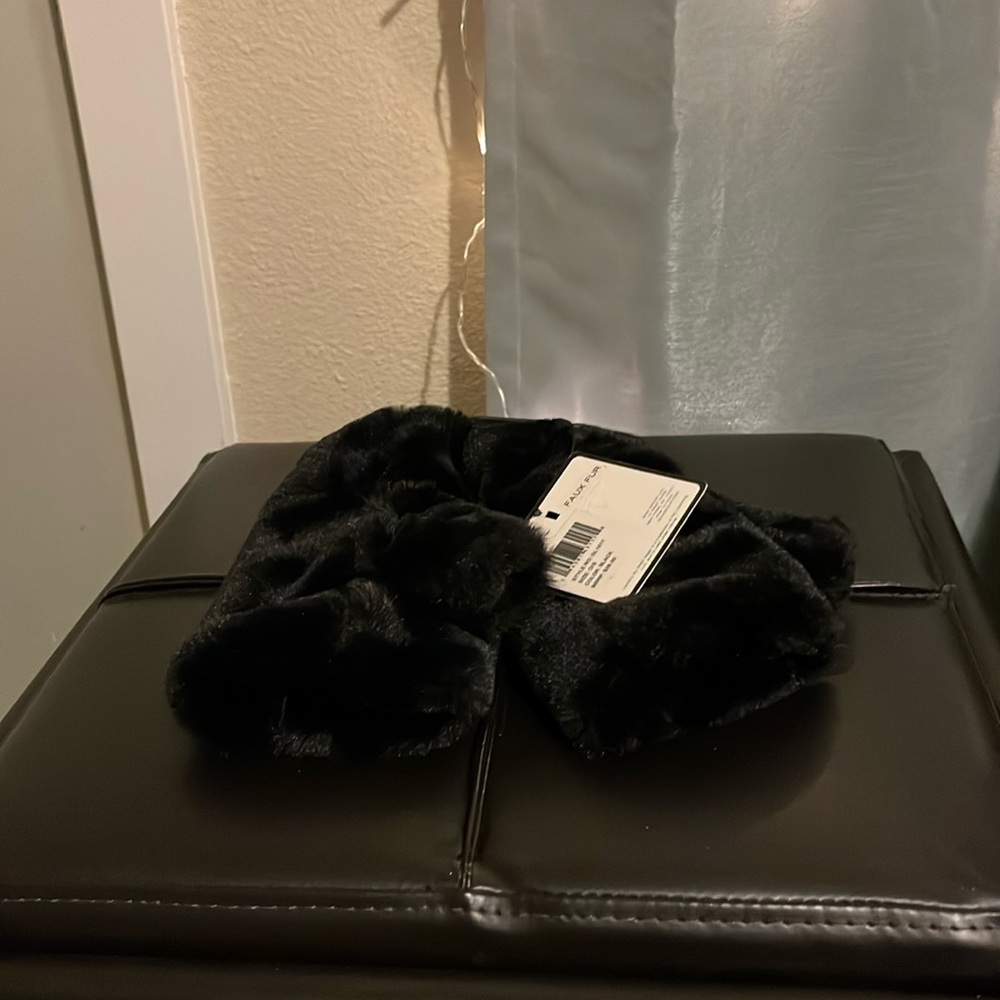 NWT Faux Fur Black Fingerless Gloves Laundry by Shelli Segal